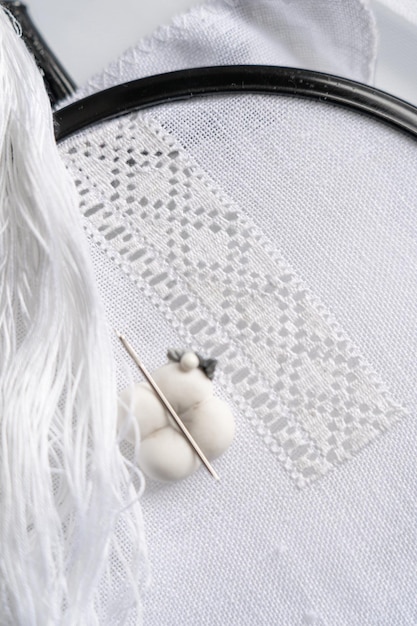 Zbliżenie detalu haftu na lnianej tkaninie